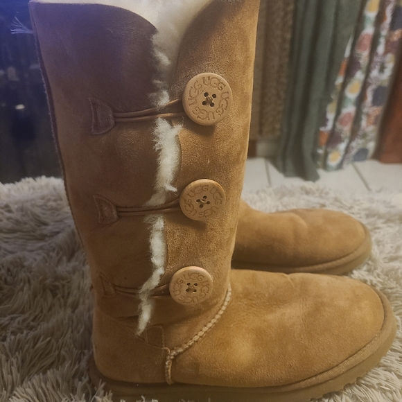 Tan ugg - Picture 2 of 6